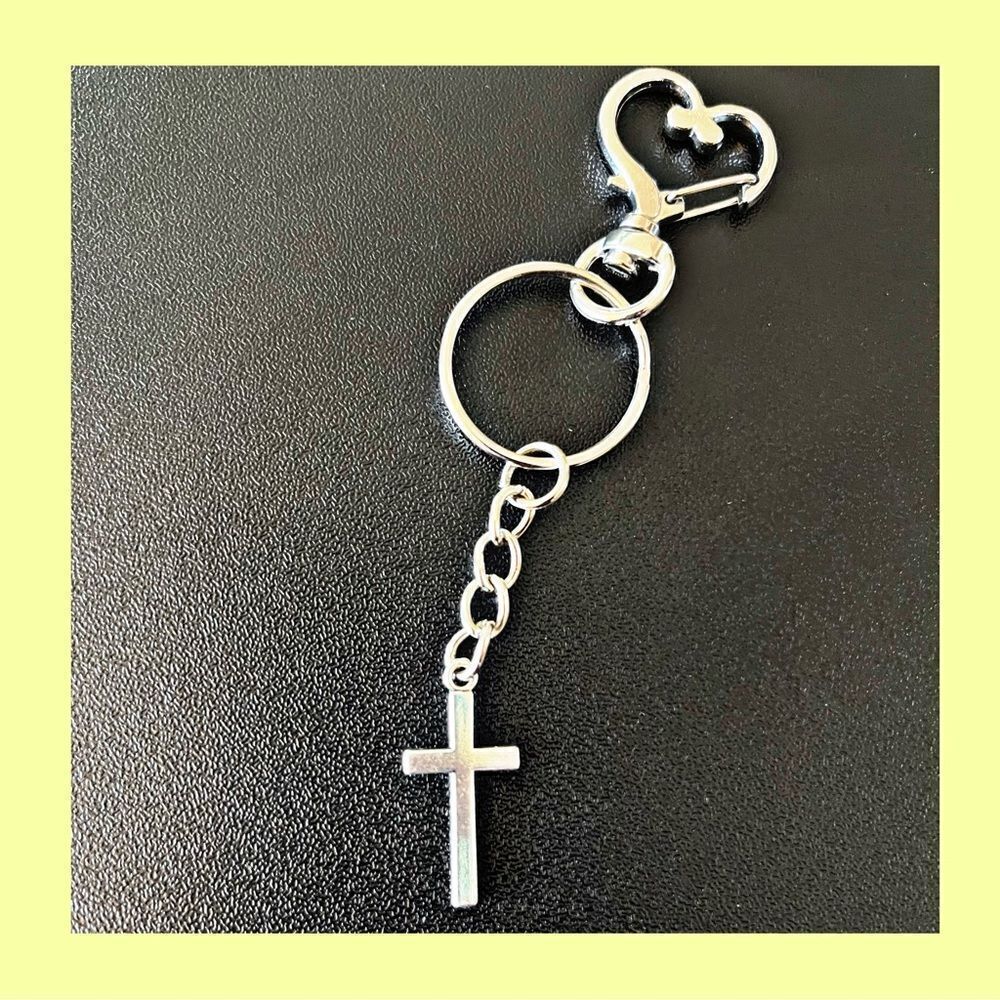 *30off3* NWOT. Silver Cross Keychain.